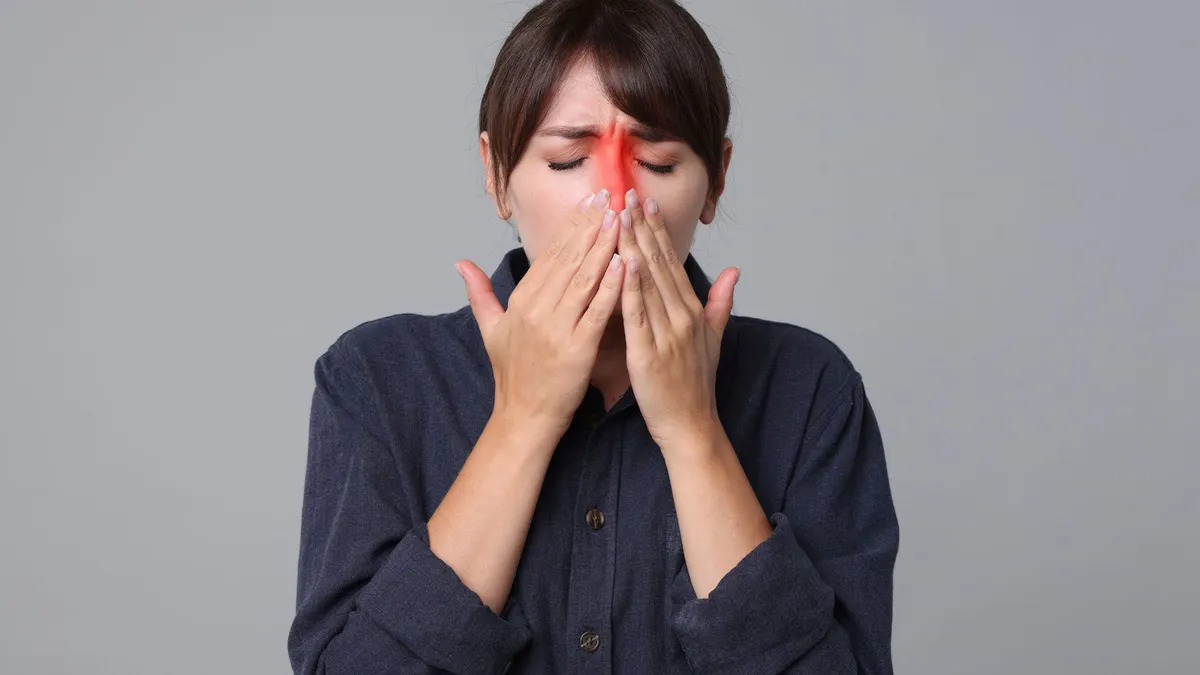 Hay đau nhức vùng trán lông mày có sao không? Cách điều trị