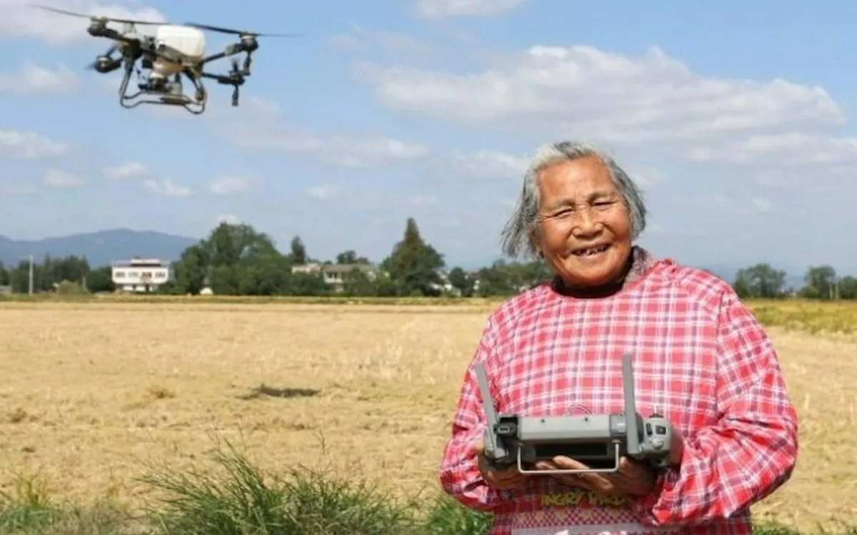 Bà ngoại 82 tuổi gây sốt mạng Trung Quốc với kỹ năng điều khiển drone nông nghiệp và bán hàng livestream