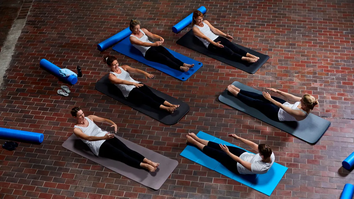 Pilates mat là gì? Những bài tập với thảm pilates và lưu ý khi tập