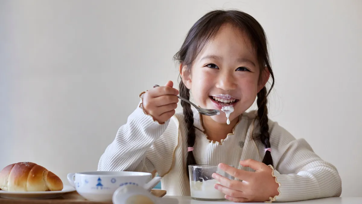 Trẻ bị ho có ăn được sữa chua không? Cách dùng an toàn và phù hợp
