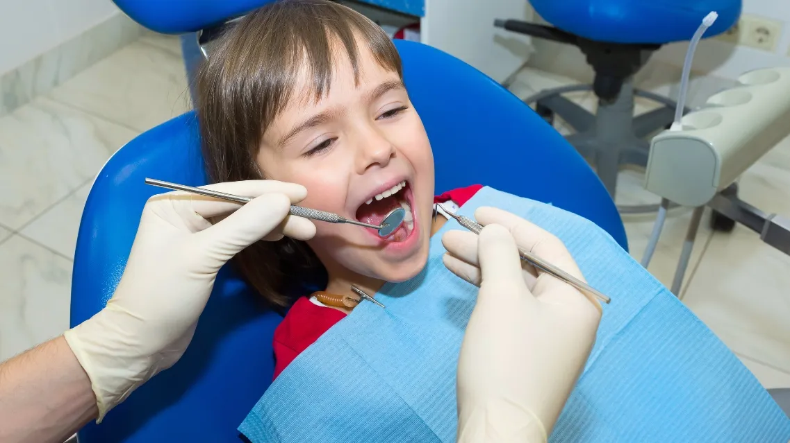 Bé 4 tuổi có nhổ răng được không? Những điều cha mẹ cần biết