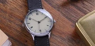Mệnh thủy chọn đồng hồ đeo tay nào, màu gì?