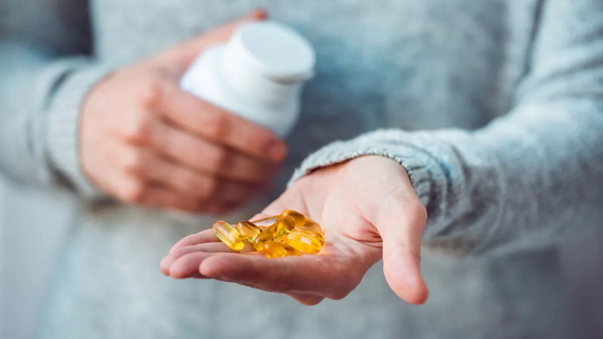 Omega-3 có uống chung với thuốc tây được không? Những điều cần lưu ý