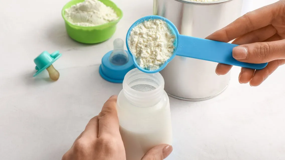 Tại sao pha sữa không tan hết? Nguyên nhân và cách khắc phục