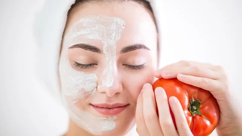 Cách trị tàn nhang bằng cà chua cực đơn giản