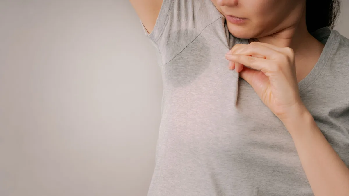 Nguyên nhân mồ hôi nặng mùi là gì? Cách khắc phục