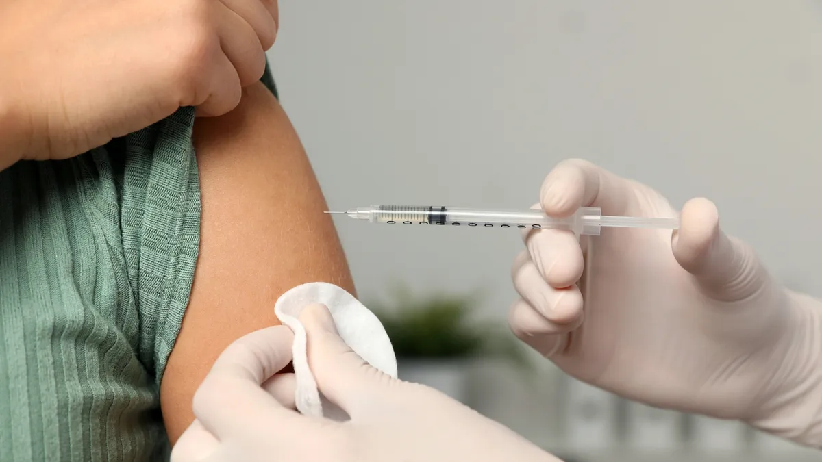 Vắc xin HPV là gì? Tác dụng, đối tượng và giá tiêm HPV