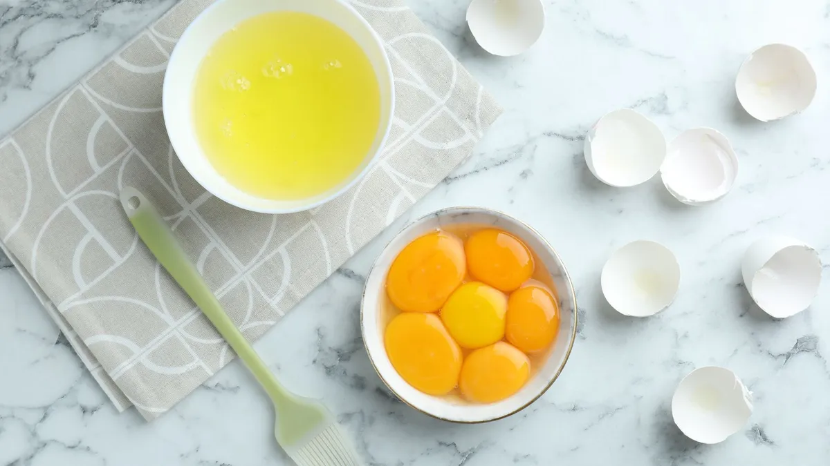 Nên đắp lòng đỏ hay lòng trắng trứng gà cho da mịn màng?