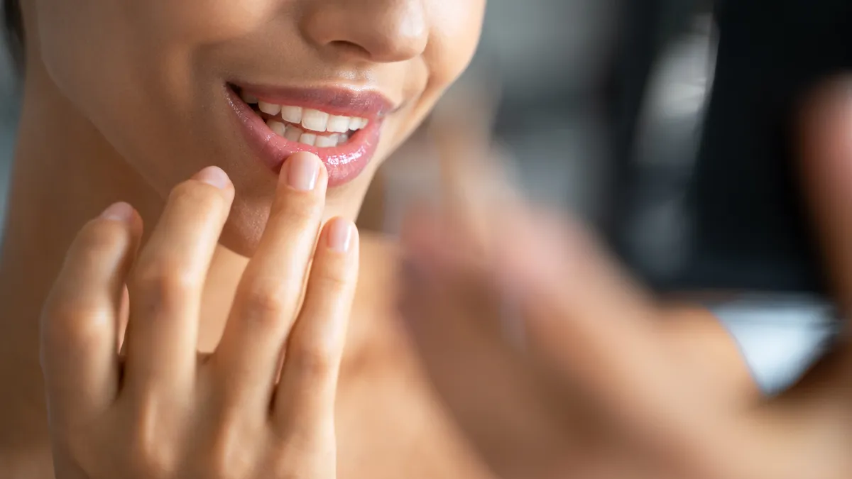 6 cách tăng cường độ bóng cho môi