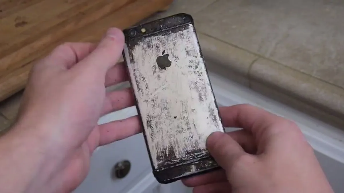 Choáng với iPhone 6 bị "hành hạ" khi đun sôi cùng nước ngọt Coca