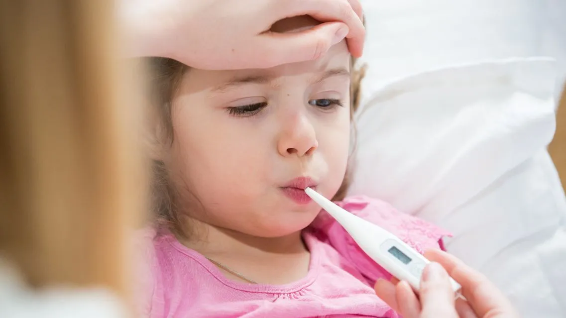 Trẻ bị hạ thân nhiệt dưới 36 độ có sao không? Khi nào cần đi viện?