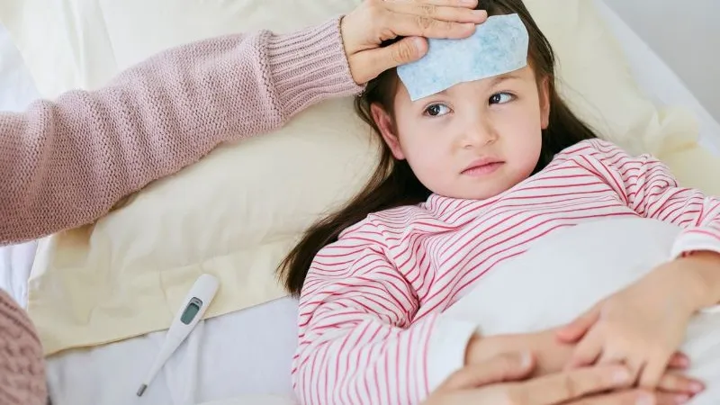 Khi trẻ bị sốt nên làm gì? Cách xử trí đúng phụ huynh cần biết