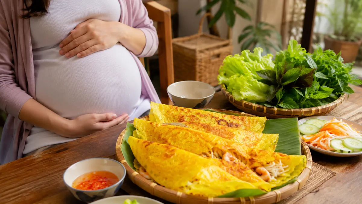 Bầu ăn bánh xèo được không? Những điều mẹ bầu cần biết
