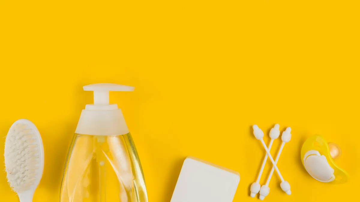 Cha mẹ có đang dùng dầu giữ ấm ngực cho bé đúng cách?