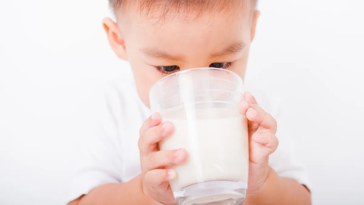 Các loại sữa tươi cho bé 1 tuổi và tiêu chí chọn