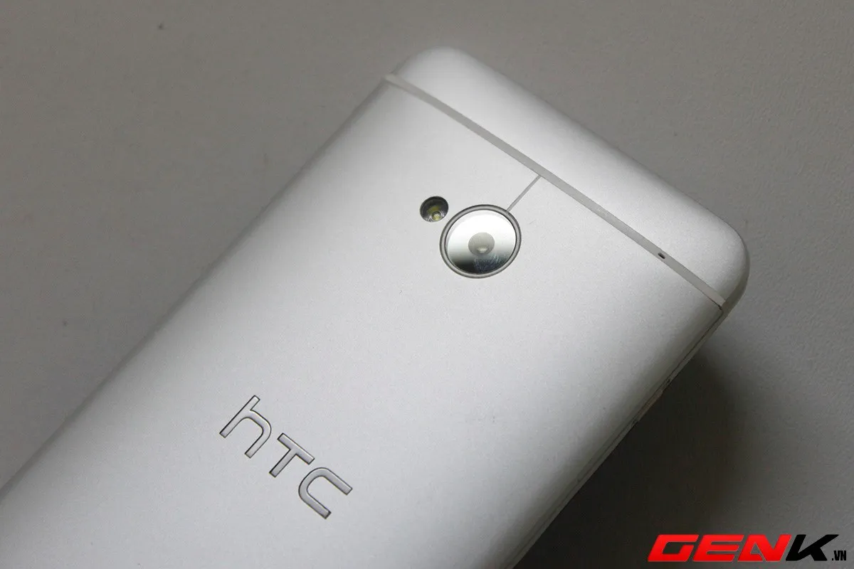 Cận cảnh HTC One phiên bản hai sim, nắp lưng tháo rời