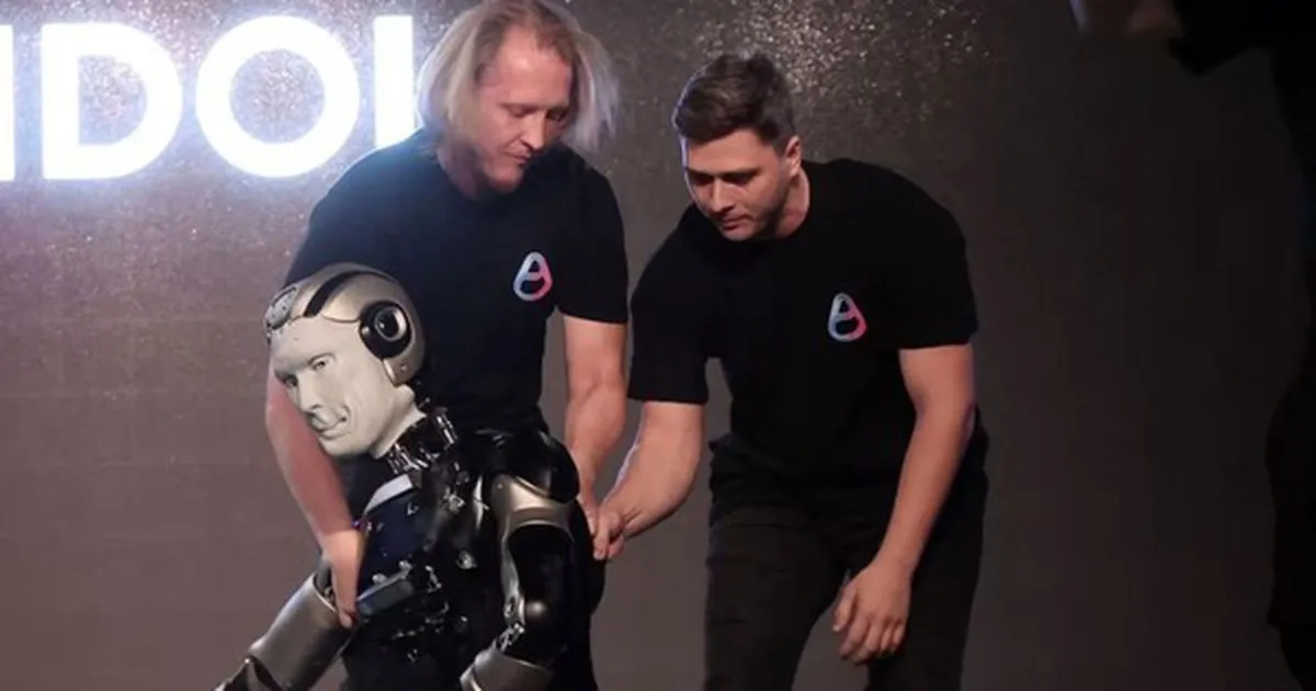 Robot hình người tích hợp AI đầu tiên của Nga ngã sấp mặt chỉ vài giây sau khi bắt đầu buổi thuyết trình chính thức