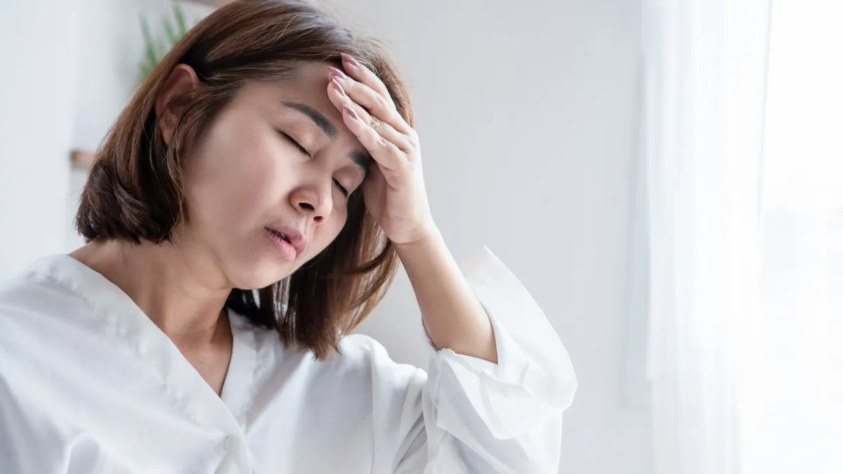 Người nóng bừng nhưng không sốt ở nữ là dấu hiệu của bệnh gì?