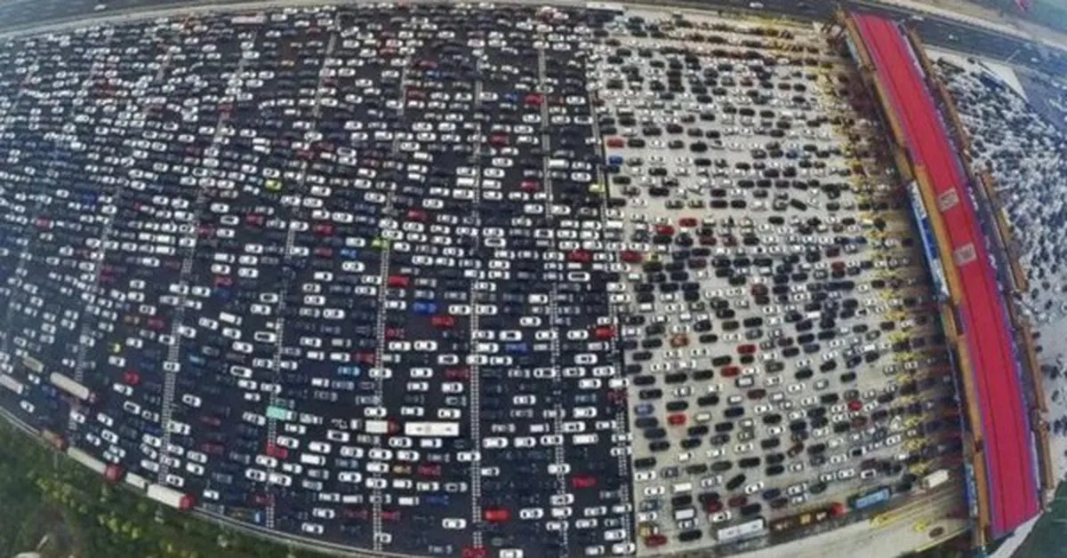 Vụ tắc đường lâu nhất thế giới: 12 ngày mắc kẹt, kéo dài 100 km, hình thành cả 'nền kinh tế chợ đen' giữa đường!