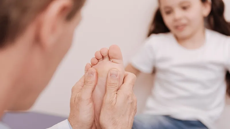 Cách nhận biết trẻ bị đau nhức chân về đêm do tăng trưởng xương mà cha mẹ nên biết