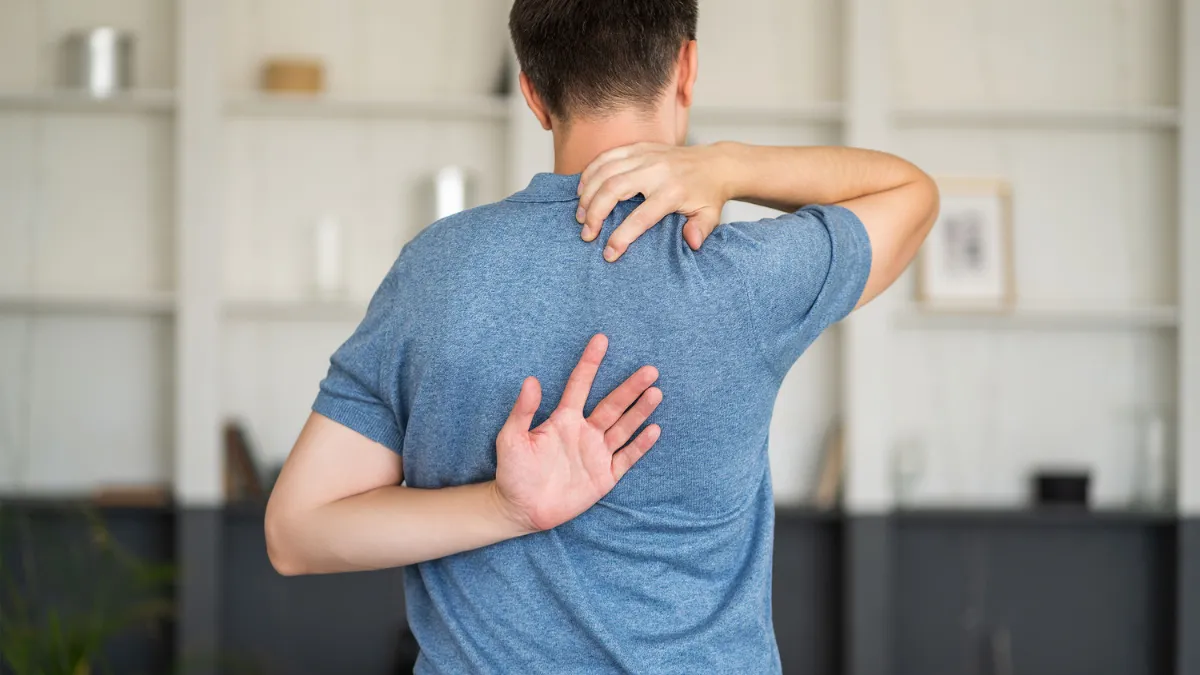 Bị đau sau lưng bên phải dưới bả vai nguyên nhân do đâu?