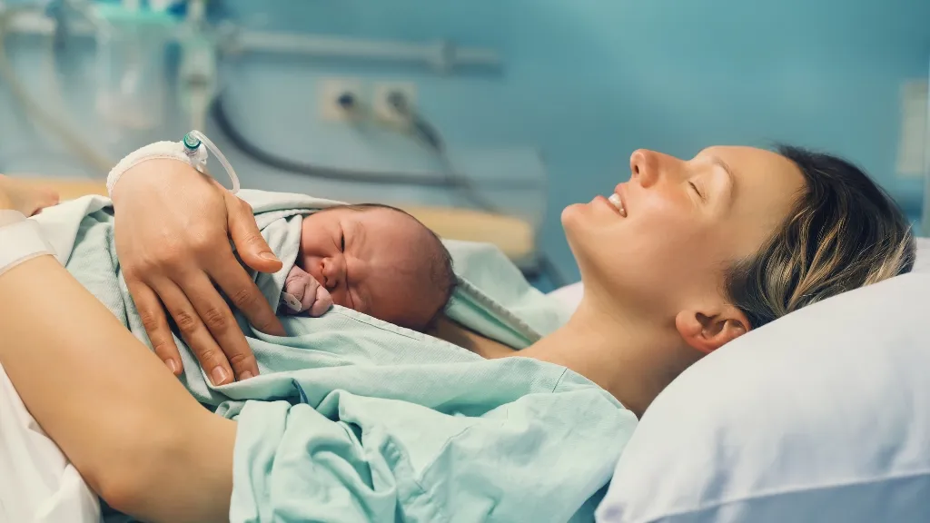 Rửa vết khâu tầng sinh môn bằng gì để nhanh lành, tránh nhiễm trùng?