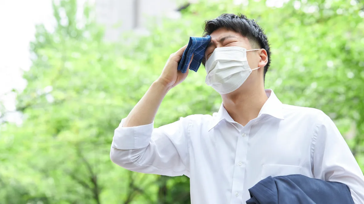 Bị cảm ra mồ hôi có tốt không? Những cách điều trị cảm cúm tại nhà