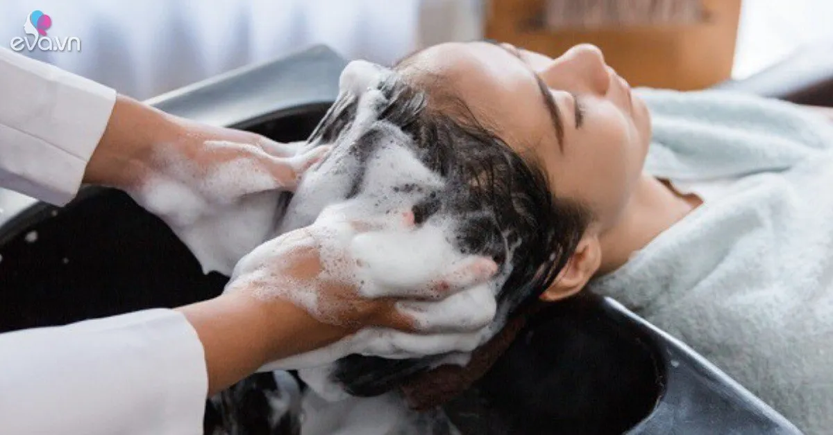 Tư thế gội đầu đúng giúp tóc chắc khỏe, hạn chế gãy rụng, khô xơ