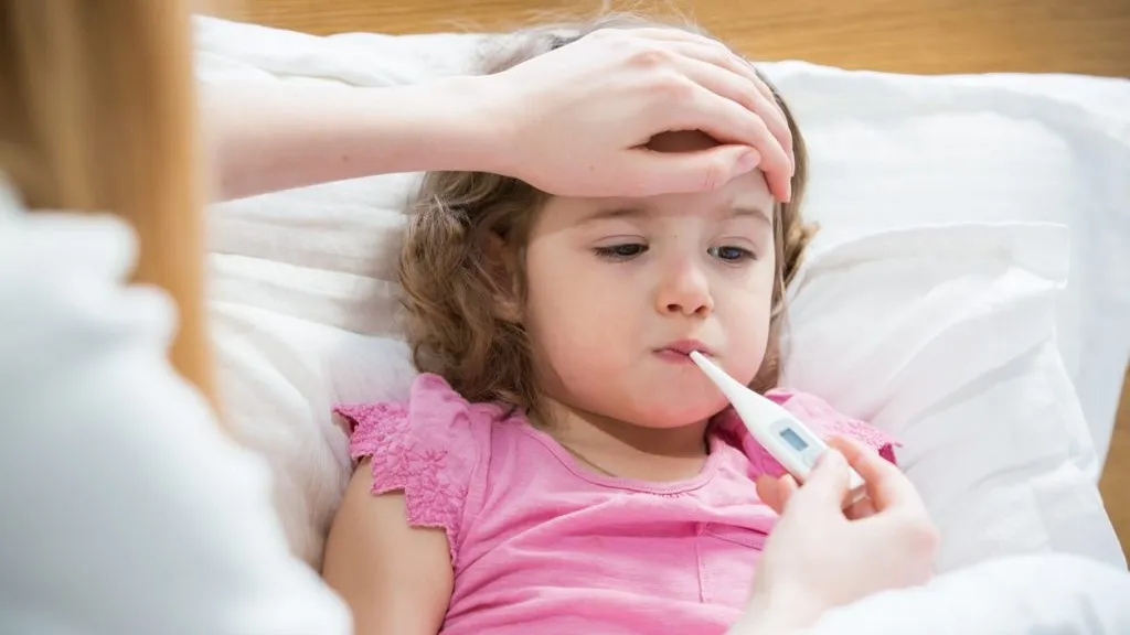 Sốt do bệnh tay chân miệng có nguy hiểm không?