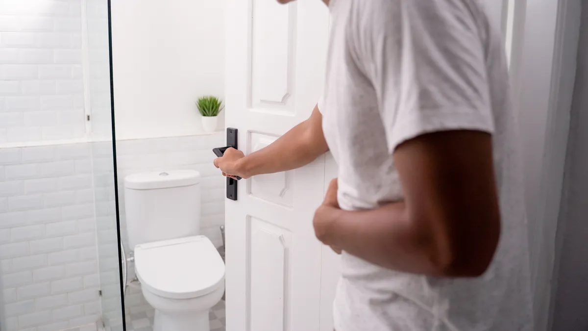 Đi ngoài ra máu tươi: Nguyên nhân, dấu hiệu và điều trị