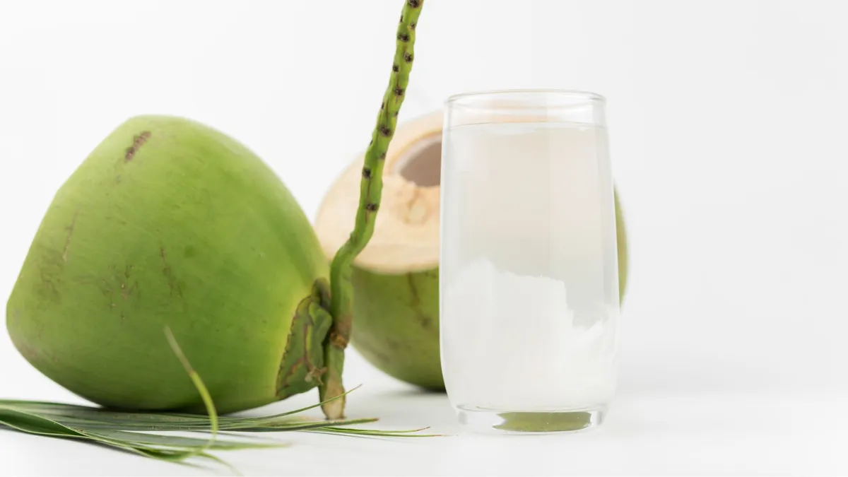 Cắt mí uống nước dừa được không? Cách chăm sóc sau cắt mí