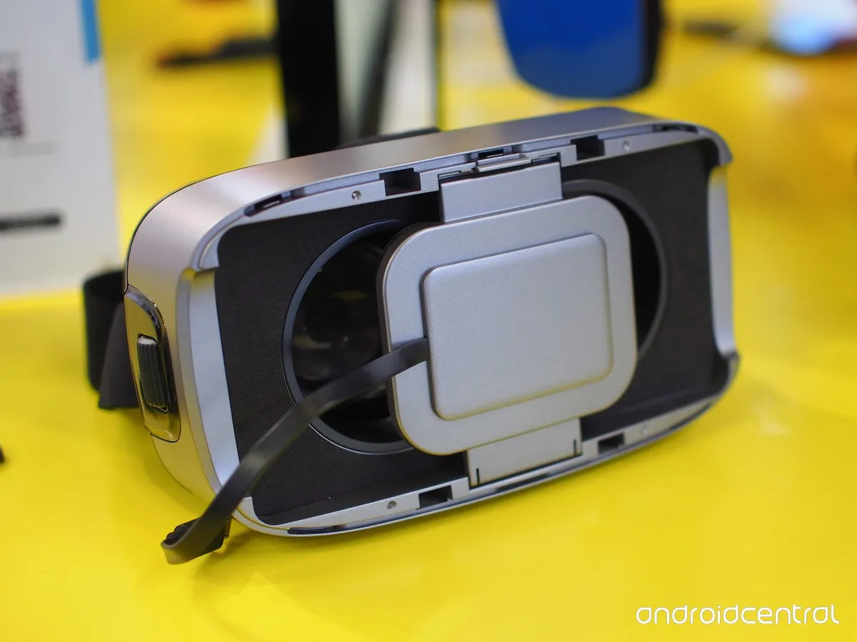 Lộ diện đối thủ giá rẻ của Samsung Gear VR: gia công tốt, có thêm tay cầm tương tác tiện dụng