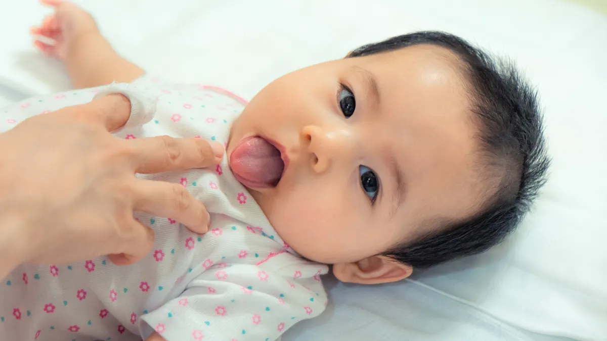 Lưỡi trẻ sơ sinh bình thường có đặc điểm gì? Cách nhận biết bất thường