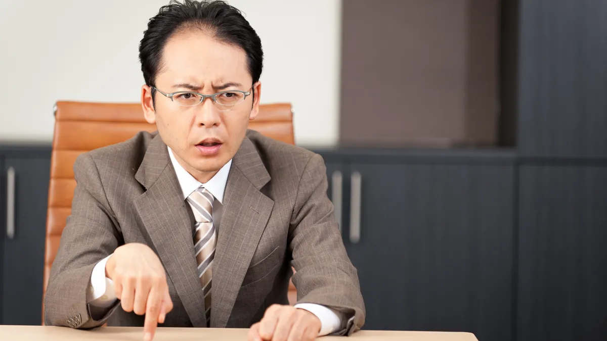 Độc đoán là gì? Dấu hiệu nhận biết và cách thay đổi để giao tiếp tích cực hơn