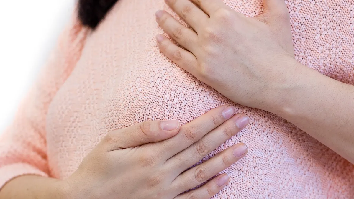 Nhũ hoa bị đóng vảy khi mang thai: Nguyên nhân và khi nào cần đi khám?