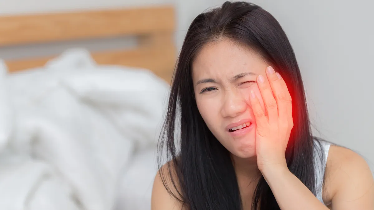 Nhổ răng khôn 2 tháng vẫn đau có sao không? Những rủi ro cần biết