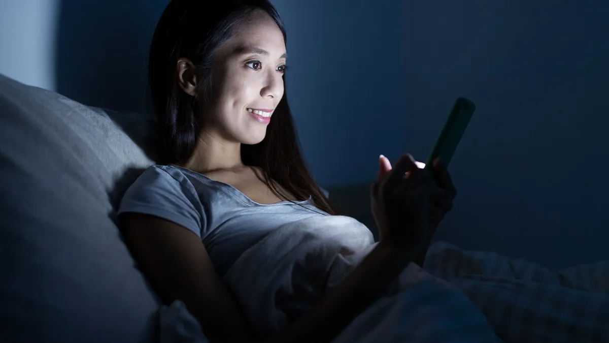 Tác hại của việc hay sử dụng điện thoại trước khi ngủ