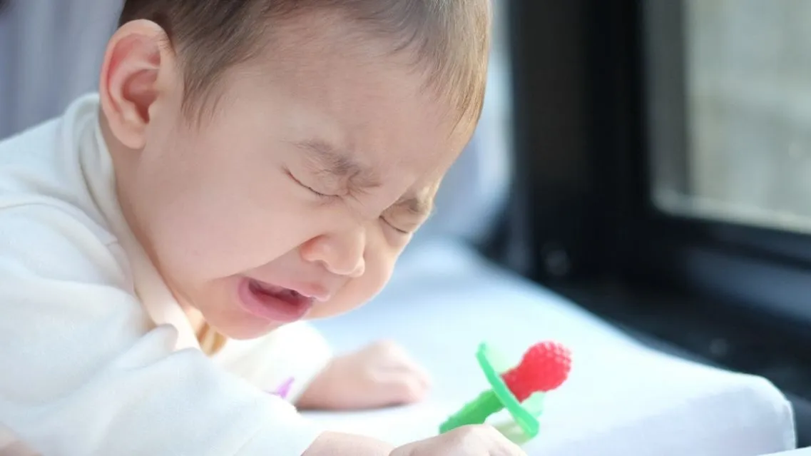 Trẻ sơ sinh hắt xì có phải bị lạnh không? Khi nào cần đi khám?