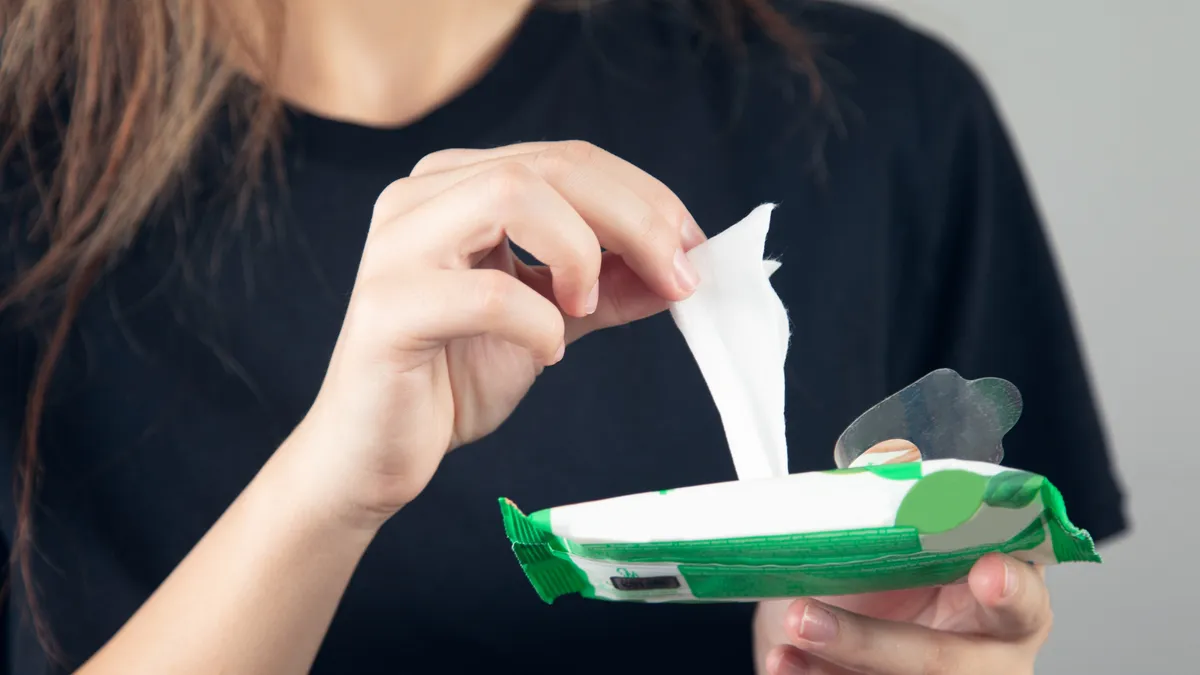 Sử dụng khăn ướt vệ sinh vùng kín có tốt không?