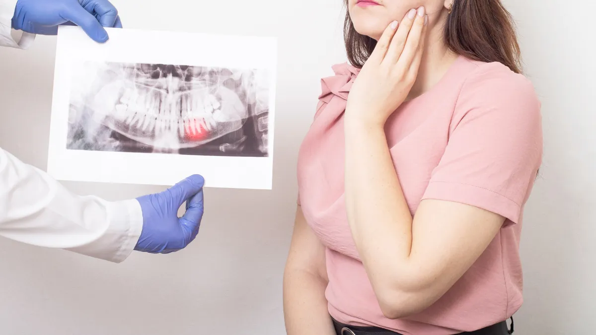 Sưng chân răng hàm dưới do đâu và khi nào cần đi khám nha khoa?