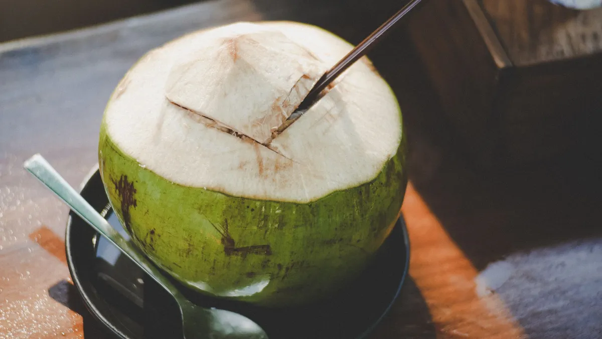 Bị nấm Candida uống nước dừa được không? Giải đáp từ góc độ khoa học