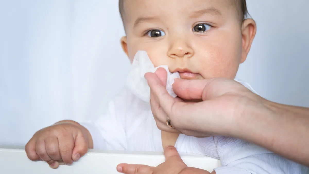 Khăn lau hạ sốt là gì? Khăn lau hạ sốt có tốt không?