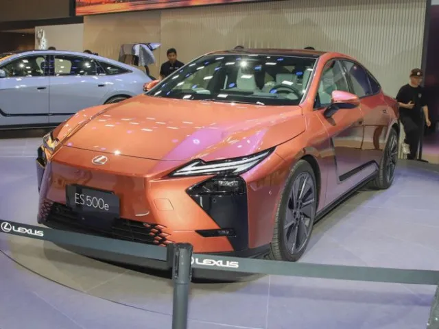 Lexus ES 2026 dự kiến ra mắt Việt Nam vào tháng 8: Giá từ 2,36 tỷ đồng, có cả bản HEV và EV