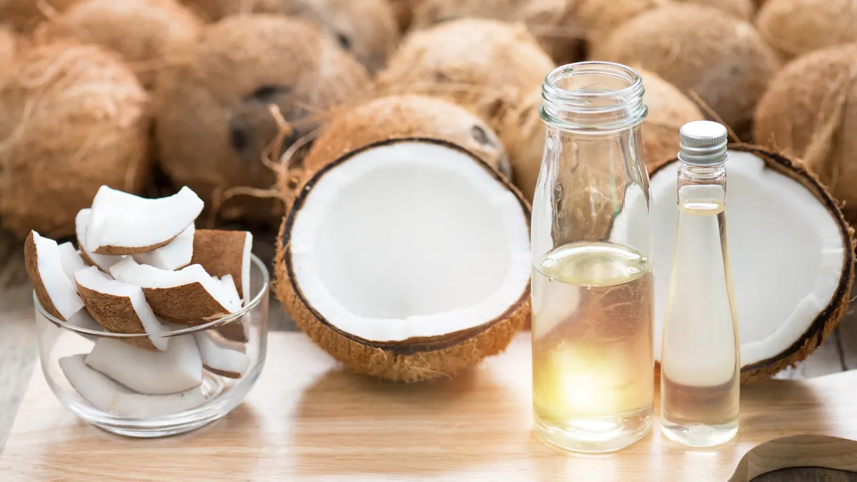 6 lợi ích của việc thoa dầu dừa lên mặt mỗi ngày