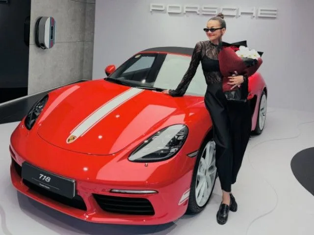 Siêu mẫu Thanh Hằng bổ sung Porsche 718 Boxster vào garage, siêu xe mui trần giá hơn 5 tỷ đồng
