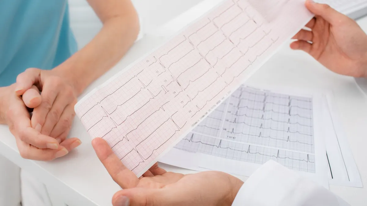 Nhịp tim 150 lần/phút có sao không? Khi nào người bệnh cần đi khám?