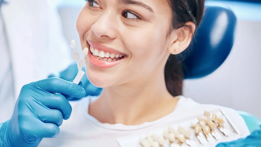 Bọc răng sứ giá bao nhiêu? Chi phí, lợi ích và rủi ro cần biết