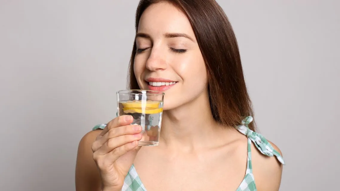 Uống nước chanh pha với muối có tốt không? Lợi ích và rủi ro cần biết