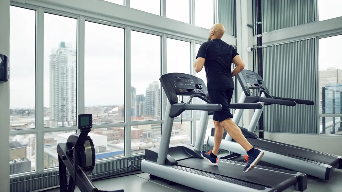 Người kháng insulin nên tập cardio hay tập tạ để ổn định đường huyết?