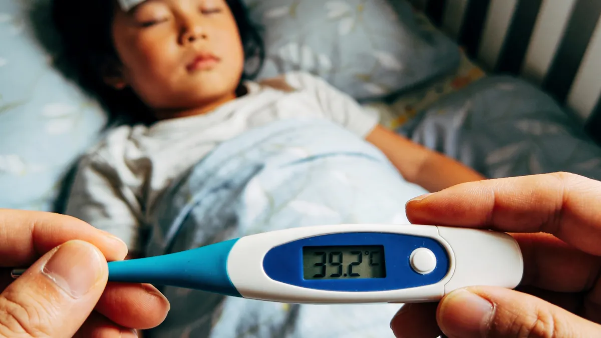 Cách xử lý khi trẻ sốt co giật: Khi nào cần đưa trẻ đi bệnh viện?